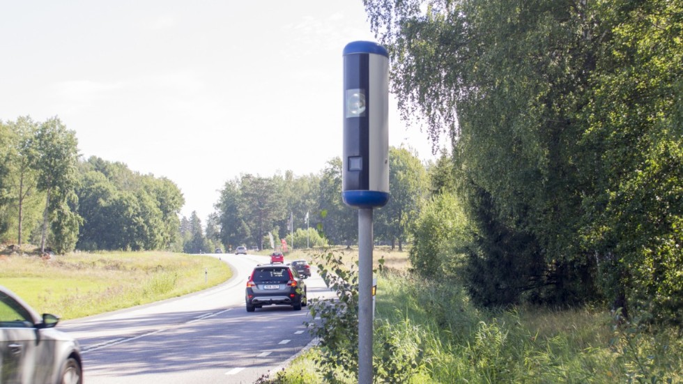 Insändarskribenten menar att det är bättre att trafiken leds om till väg 52 än till väg 216. När E4:an stängs av utanför Norrköping samband med ombyggnad av järnvägsbro.