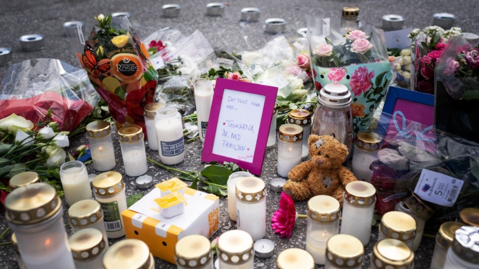 Blommor och ljus på platsen där en tolvårig flicka sköts ihjäl i Botkyrka den 2 augusti. Arkivbild.
