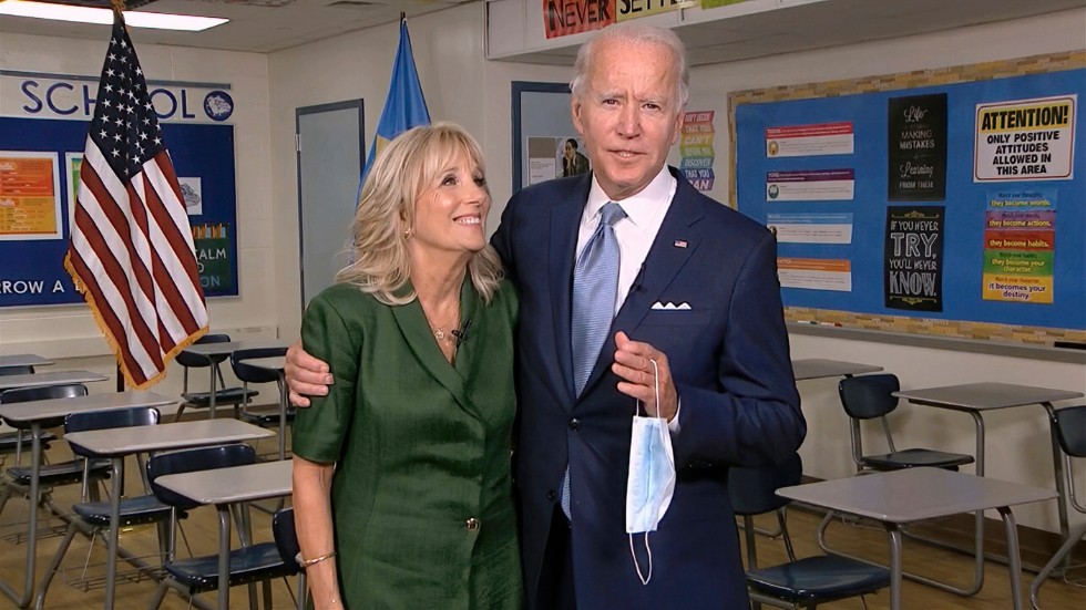 Ska Joe Biden (här tillsammans med hustrun Jill) vinna presidentvalet i höst bör Demokraterna fokusera mer på den egna politiken än titta snett på Republikanerna.