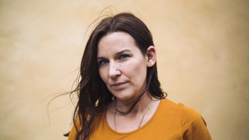 Hanna-Linnea Rengfors är född 1981 i Skokloster. Hon debuterade med diktsamlingen "Närhetsprincipen" (2020). "Candy" är hennes första roman.