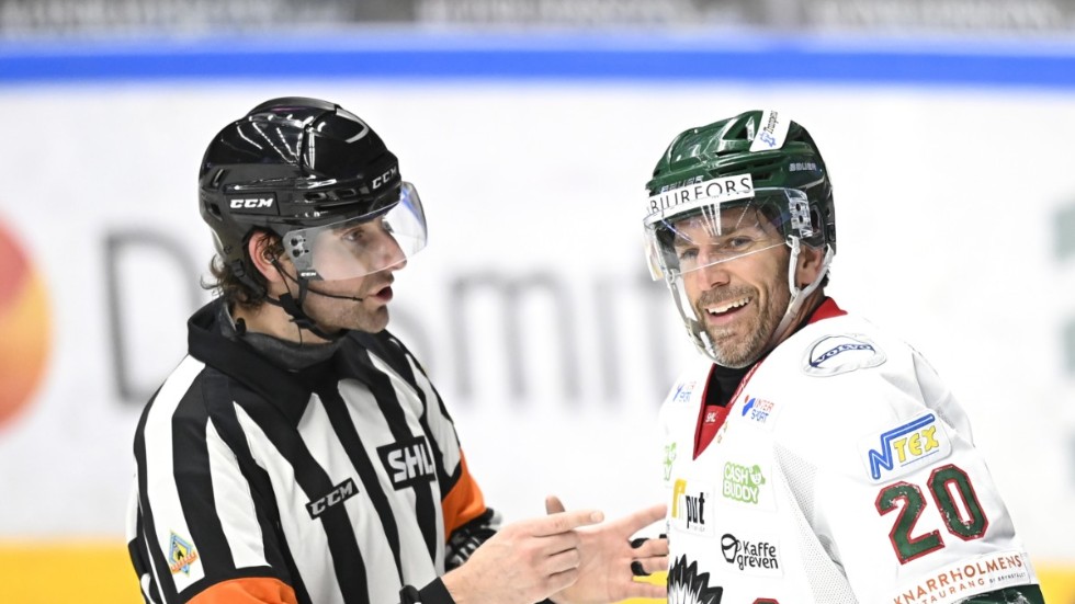 Joel Lundqvist och domaren Mikael Sjöqvist i samtal under gårdagens match mellan HV71 och Frölunda.