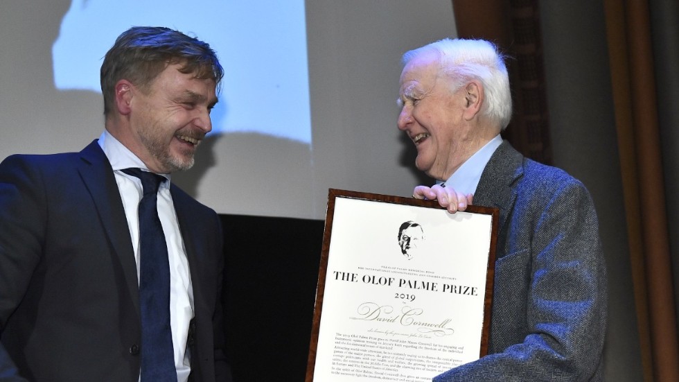 Joakim Palme överlämnar Olof Palmepriset till författaren David Cornwell, alias, John Le Carré vid en ceremoni i Konserthuset i Stockholm den 31 januari 2020.