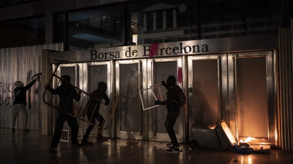 Demonstranter vandaliserar Barcelonas börshus under protester mot fängslandet av musikern Pablo Hasél i Barcelona under natten mot söndagen.