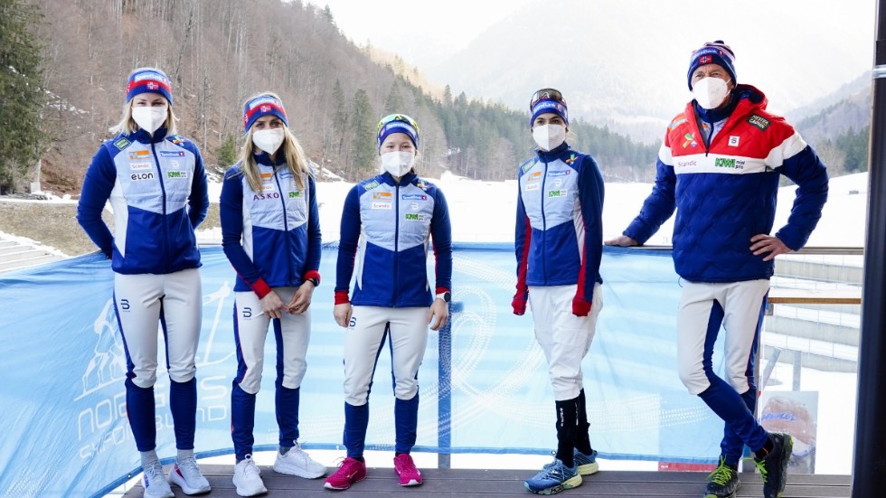 Norge tog ut sitt skiathlonlag under fredagen. Från vänster; Anne Kjersti Kalvå, Therese Johaug, Helene Marie Fossesholm, Heidi Weng och tränaren Ole Morten Iversen. Den femte norska åkaren, Lotta Udnes Weng, var inte med på presskonferensen.