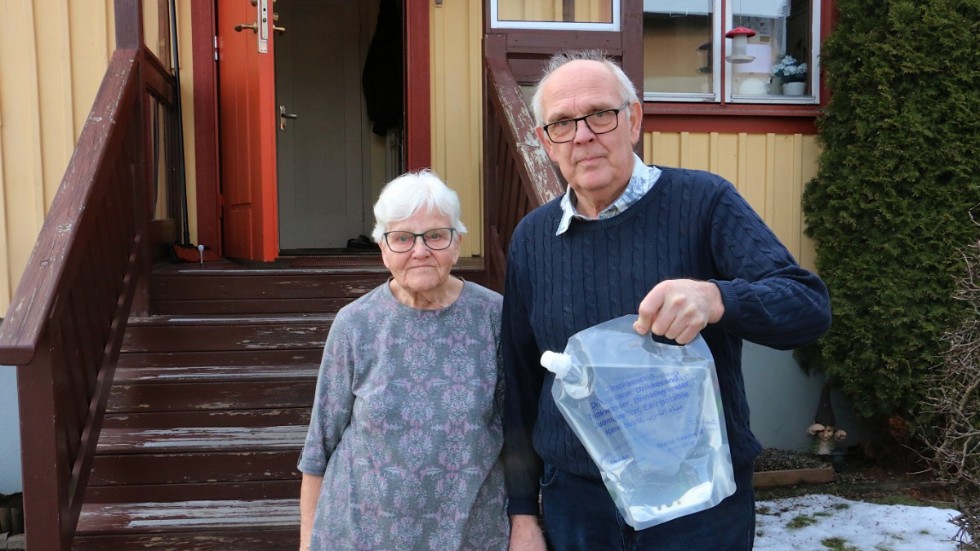 Kerstin och sven Nyberg hämtade vatten i tanken som ÖSK:s personal satte upp när vattenläckan upptäcktes på tisdagsförmiddagen.