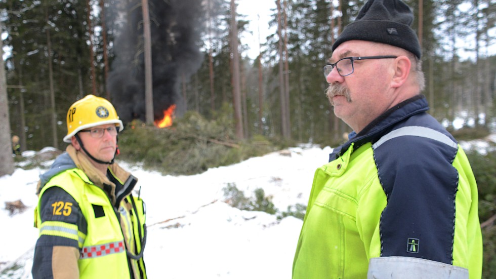 Per-Olof Nilsson (till höger) tog sig helt oskadd ur den brinnande maskinen. Men att släcka elden gick inte. 
"Jag hann i alla fall få med mig matsäcken ut", säger han. Här i samspråk med insatsledaren Rolf Proos vid räddningstjänsten.