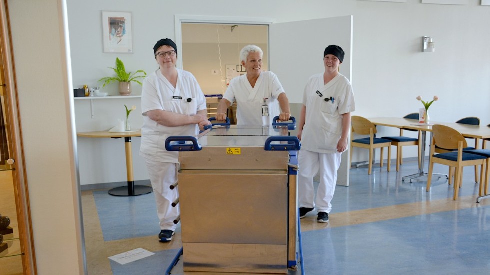 Måltidsvärdarna Eva Karlsson, Catrine Svensson och Emma Karlsson tycker det tråkigaste med coronarestriktionerna är att de inte längre får träffa patienterna.