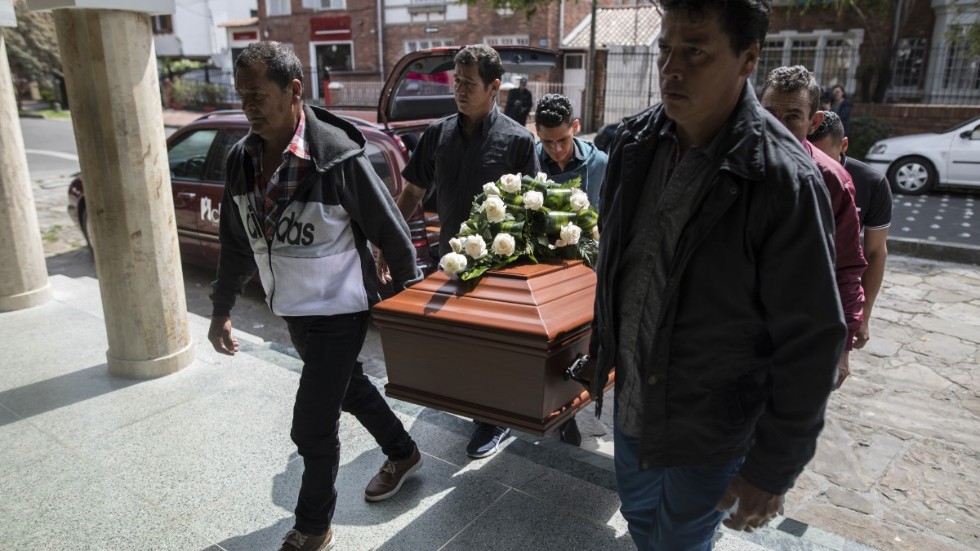 Anhöriga och vänner vid begravningen av Astrid Conde, en tidigare Farc-rebell, som sköts ihjäl i huvudstaden Bogotá i mars. Arkivbild.