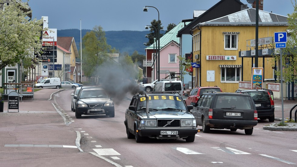 Bilar som åker runt i byar och städer och spelar hög musik håller folk vakna om nätterna. Bilden är tagen i Älvdalen i Dalarna. Arkivbild.
