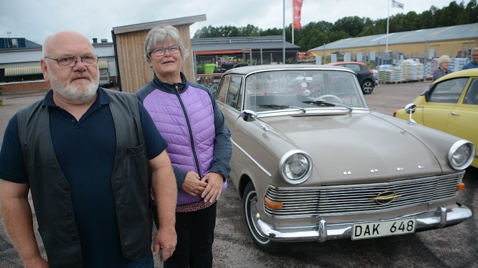Äldsta veteranen den här söndagen är en Opel Rekord från 1962. Det är Anne-Marie och Putte Skoog som rår om den. "Vi valde mellan en båt, en trike eller en gammal bil..."