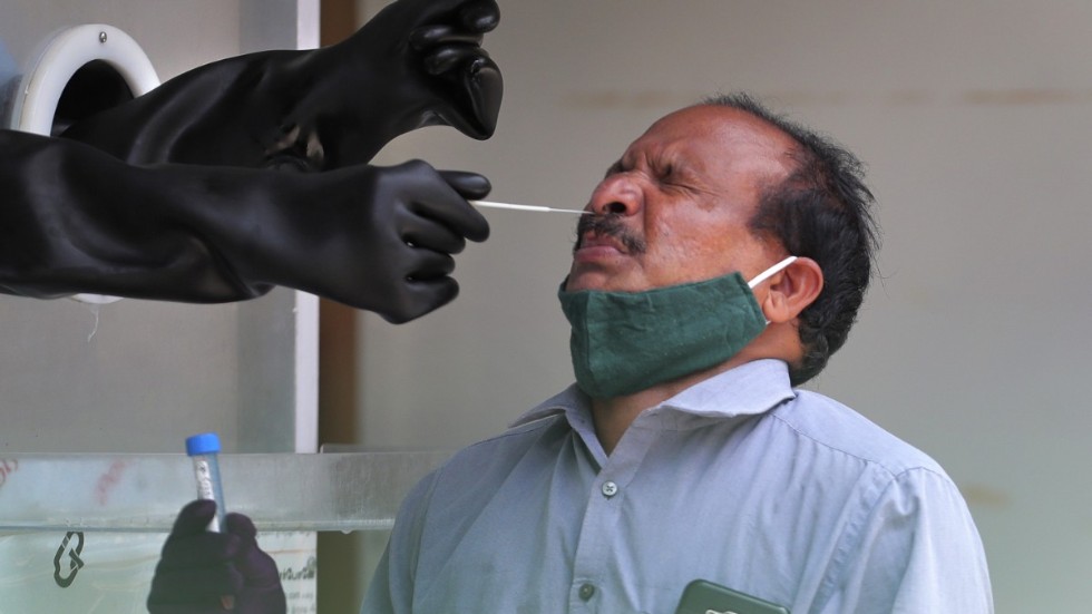 En man testats för coronaviruset på ett sjukhus i Hyderabad i Indien.
