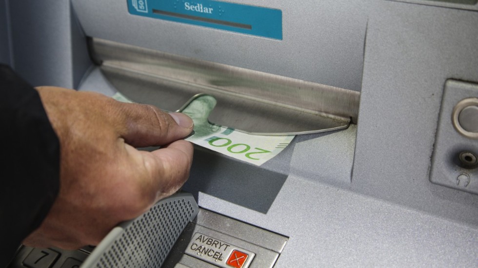 Har Sörmlands Sparbank rätt att neka oss kunder att ta ut våra besparingar i kontanter över disk på våra bankkontor? Att tvinga ut oss till bankomater som ökar risken för rån. Skriver Peter Gahnfelt.