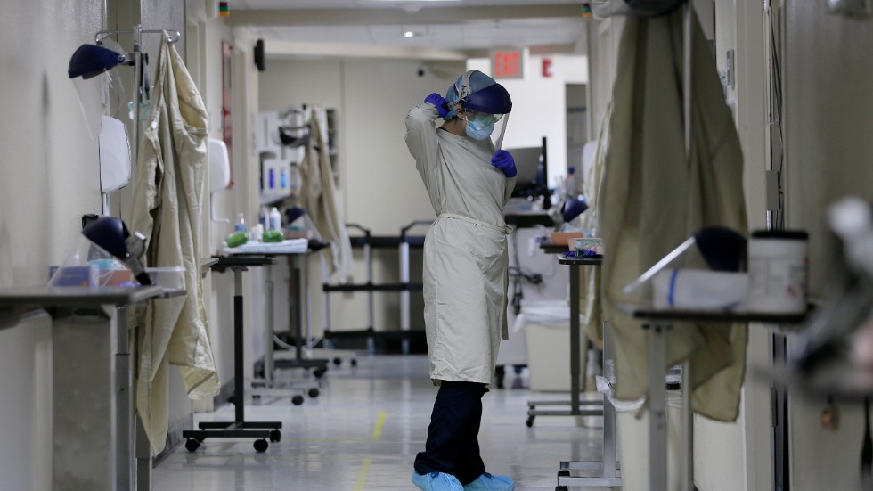 En sjuksköterska byter skyddsutrustning på ett sjukhus i El Paso, Texas.