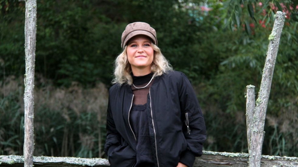 Björkforstjejen Elin Saanum etablerar sig som soloartist. Nu är hon en av finalisterna i Östergötlands P4 Nästa.