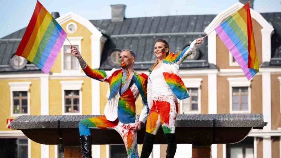 Fredrik Bromander tillsammans med Linköpingsartisten Elin Saanum, som har gjort den officiella låten till Linköping Pride. Nu ställs paraderna ställs in