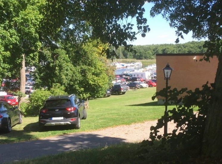 Insändarskribenten menar att det finns en parkering i Sundbyholm för badgäster som oftast har lediga platser när det samtidigt är parkeringskaos nere vid hamnen.