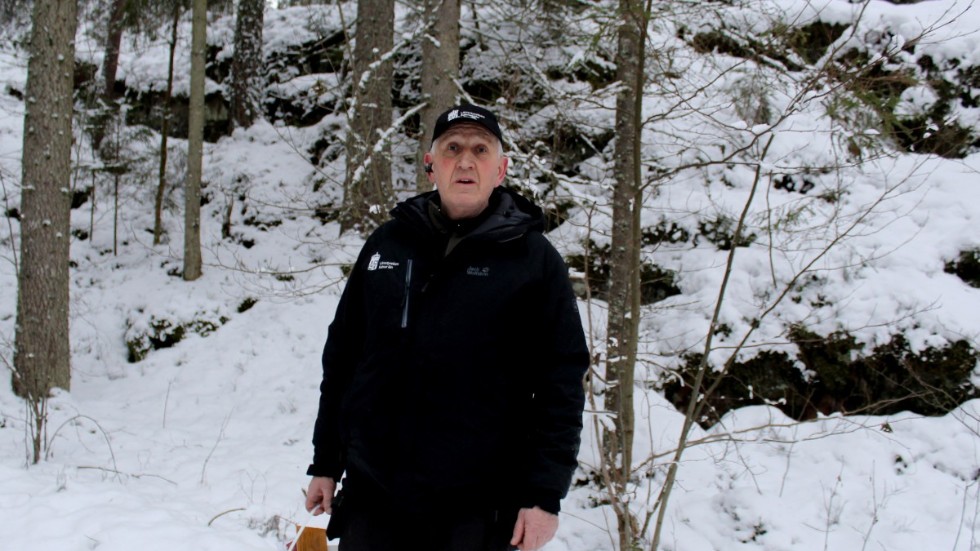 "I norra delen på länet så har vi i vissa områden lite mer lodjur. I Lockneviområdet har vi haft gott om lodjur.", säger Roger Lundberg, här en arkivbild från när han kvalitetssäkrade lodjursspår i skogarna kring Djursdala och Locknevi i januari 2021. 