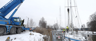 Kostsam upptagning av "fulförtöjda" båtar i Torshälla både gillas och irriterar