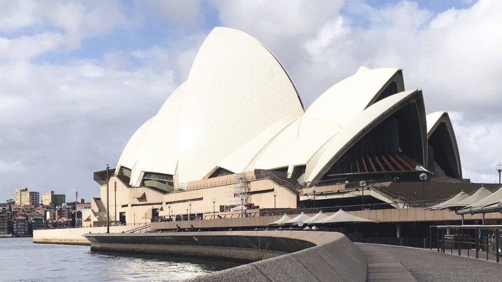 Folktomt utanför operahuset i Sydney, och några utländska turister lär inte synas till under 2021 heller. Arkivbild.
