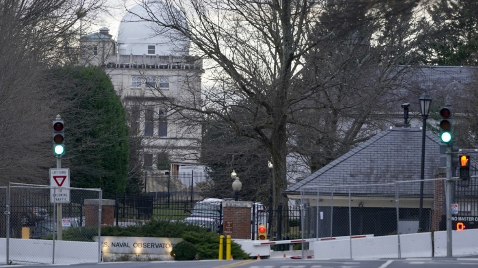 Omfattande säkerhetsarrangemang kring vicepresidentbostaden i Washington DC, inför Joe Bidens och Kamala Harris installationer på sina ämbeten.