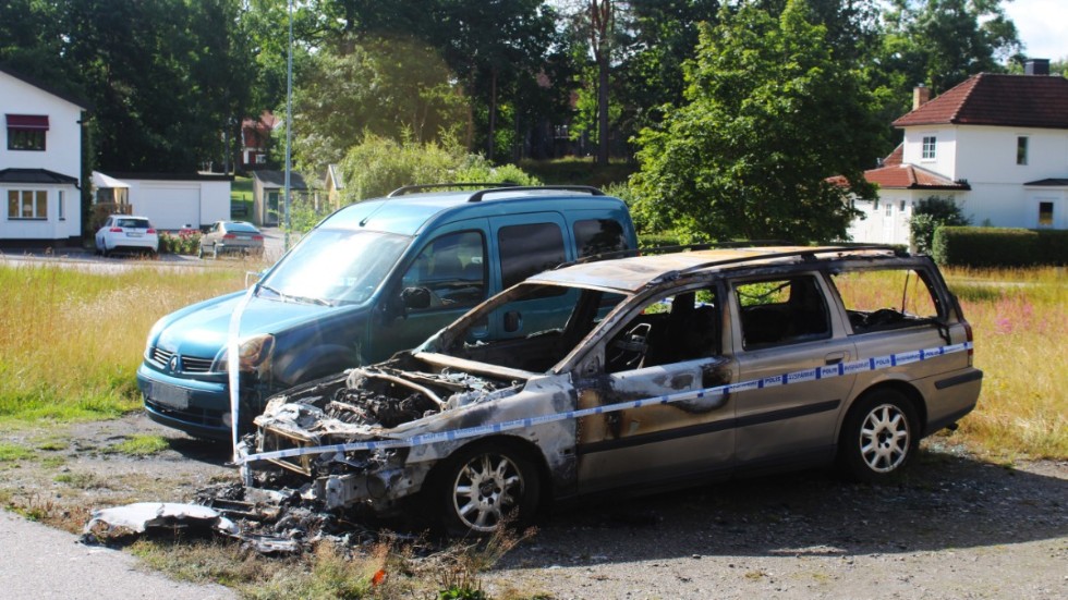 Enligt grannen Lars-Erik Lindqvist har bilen som brann stått övergiven länge.