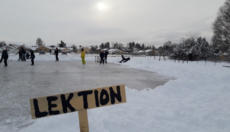 Årskurs 5 på Rimforsa skola har lektion på isen under fredagen.