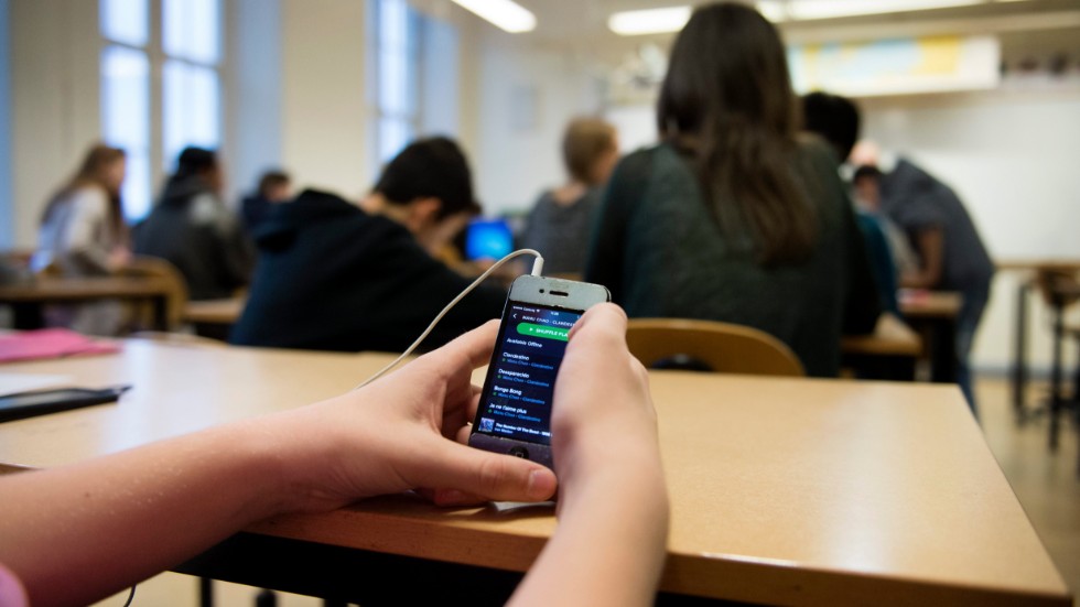 Skribenten tycker att de skolor som infört mobilförbud under skoltid förtjänar en eloge.