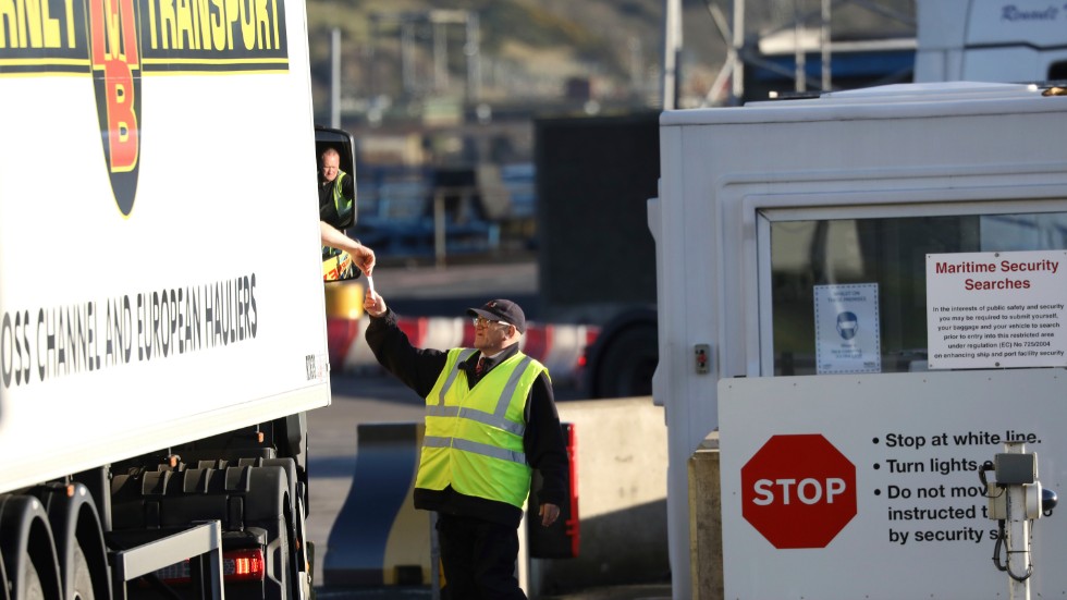 En lastbilschaufför lämnar över handlingar vid en kontroll i hamnen i Larne, norr om Nordirlands huvudstad Belfast.