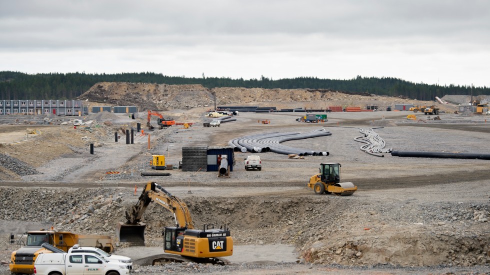 Arbete på området som är röjt för Northvolts planerade fabrik, fem minuters bilväg öster om Skellefteå centrum. Arkivbild.