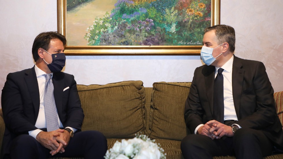 Mustafa Adib, till höger, tar emot Italiens besökande premiärminister Giuseppe Conte tidigare i september.