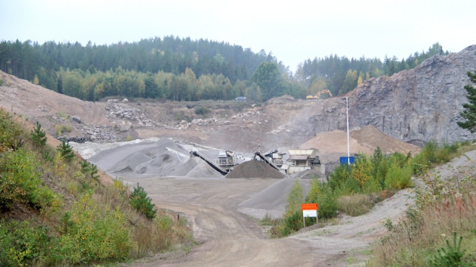 Länsstyrelsen Östergötland menar att täktverksamheten, som den planeras, har en betydande miljöpåverkan.