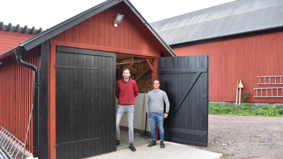 "För att få bukt med vildsvinsproblemet så behöver vi få ut köttet på marknaden.  Vi köper ju in viltköttet och i dagsläget går det att bli av med, men marknaden måste öka", säger Nilsson (t.h).