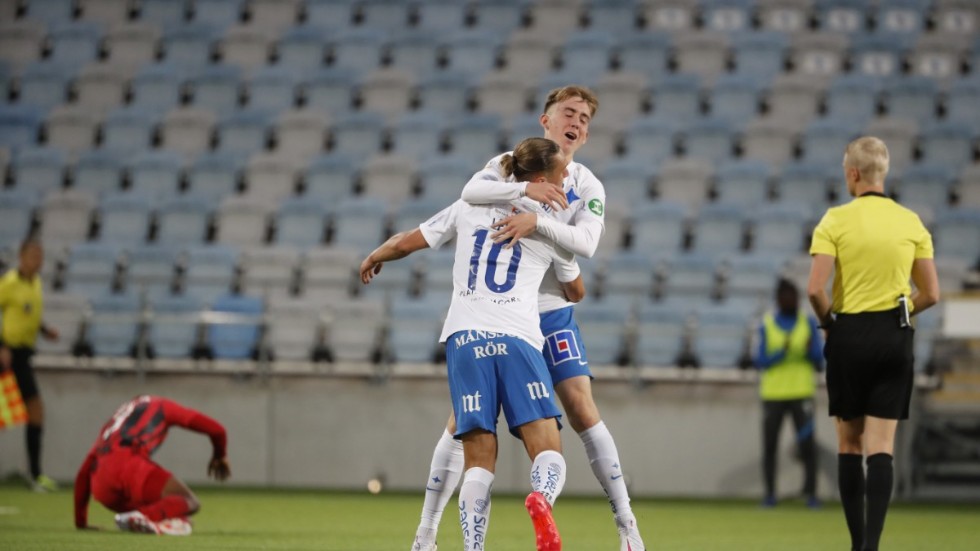 Målskytten Jonathan Levi kramas om av framspelaren Isak Bergmann Johannesson. IFK Norrköping och Östersund spelade 2–2.