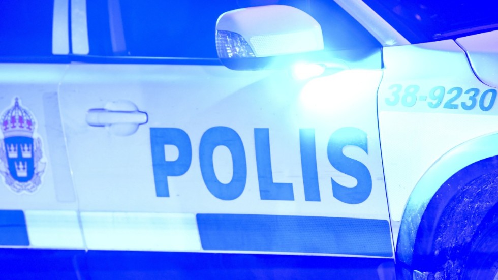 En polispatrull fick ingripa och avlägsna ett par som vägrade att lämna en bostad i Vimmerby på måndagskvällen.