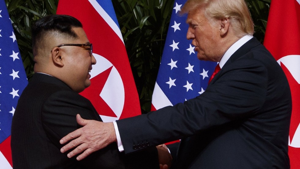 Twittrande president smickrar diktatorn Kim Jon Un, som ändå behåller raketer och atombomber.  Fredsprismässigt? Bara enligt riksdagsledamöter från KD, SD – och andra Trumpbeundrare på ytterkanten. 