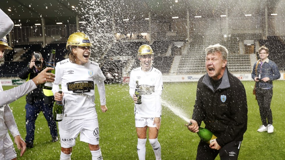 Göteborgs tränare Jörgen Ericson och laget firar att de är svenska mästare efter segern med 7-0 mot Linköping.