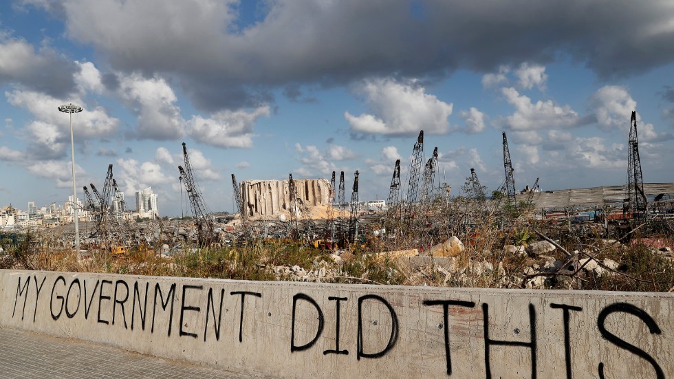 "Min regering gjorde det här" står det på en mur framför förödelsen efter explosionen i Beirut.