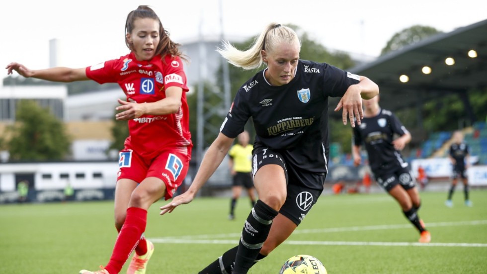 Stina Blackstenius var het i den täta matchen mellan Göteborg och hennes förra klubb Linköping. Här är det Elin Landström i Linköping som inte riktigt hänger med. Blackstenius gjorde också första målet i Göteborgs seger med 2–0.