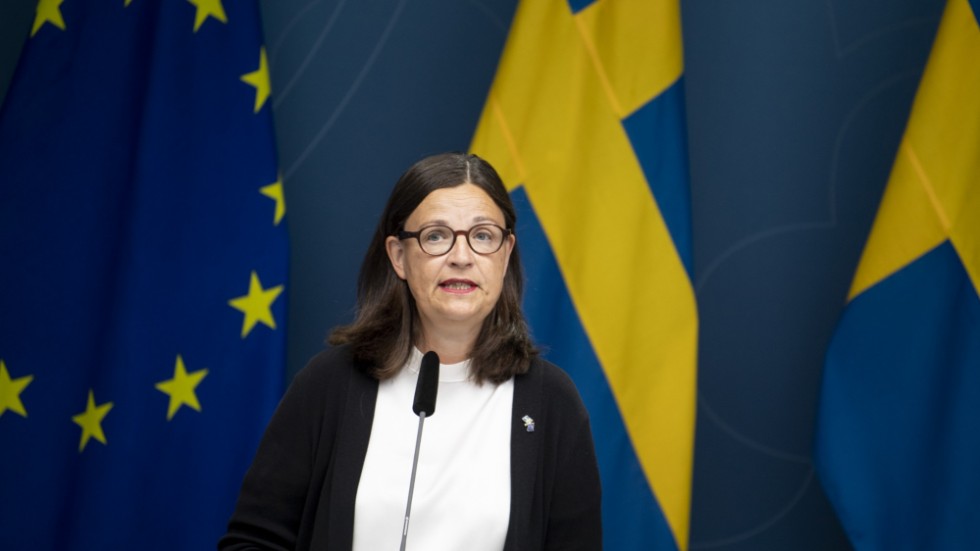 Utbildningsminister Anna Ekström (S) får stå till svars för PISA-resultaten, som kan ha påverkats av att elever med utländsk bakgrund tagits bort ur urvalet.