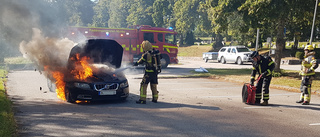 Föraren lyckades stanna när bilen tog eld vid körning