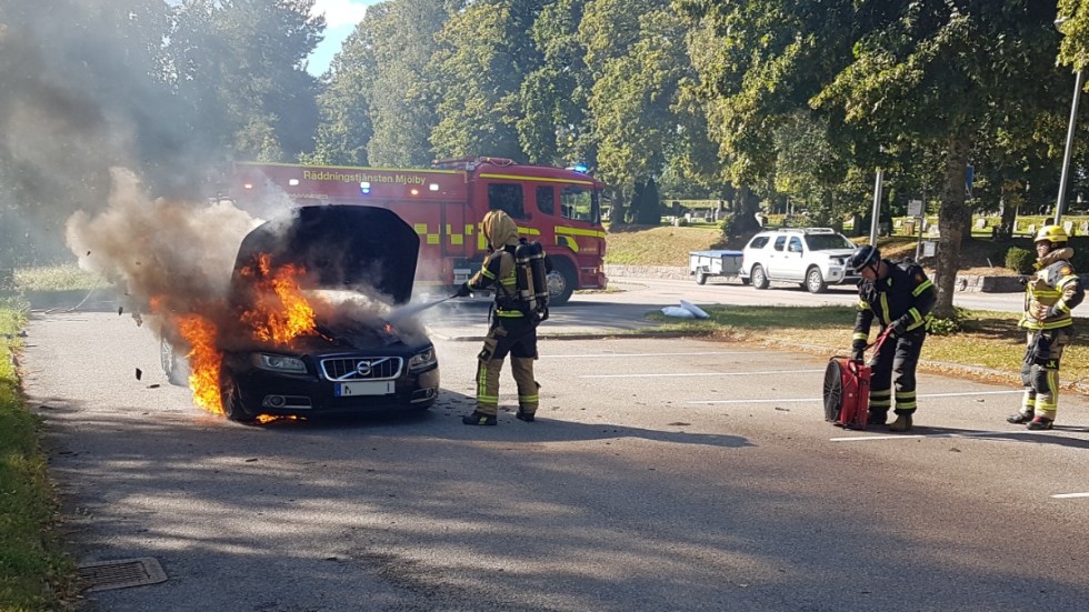 Bilbrand på Skänningevägen i Mjölby på måndagsmiddagen.