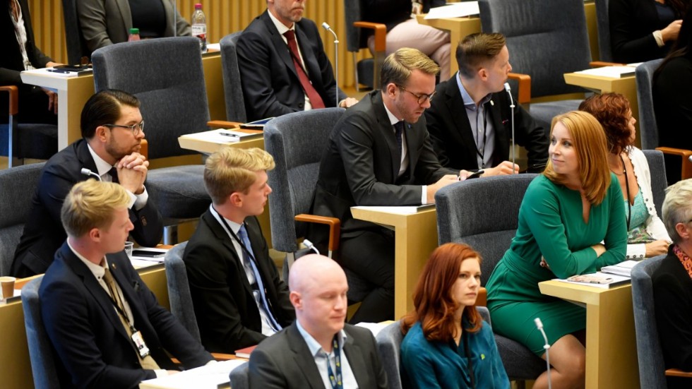 Om blickar kunnat tala....Jimmie Åkesson och Annie Lööf är två av riksdagens huvudaktörer i det knepiga läge som råder. Stefan Löfven kan inte sitta med armarna i kors. Han behöver se om sitt hus.
