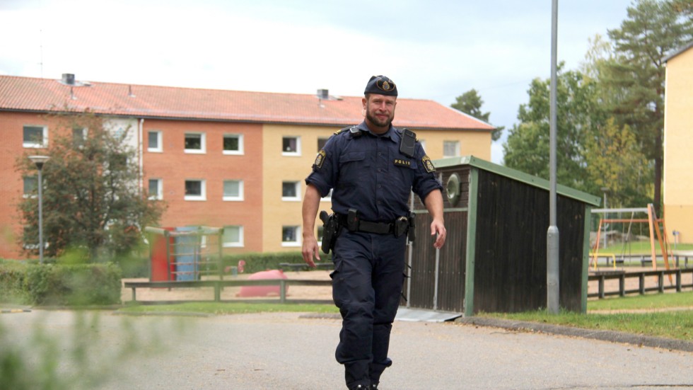 Erik Johansson är områdespolis med ett stort fokus på Kinda. Under måndagen var han på plats där delar av fredagens stora polisinsats ägde rum.