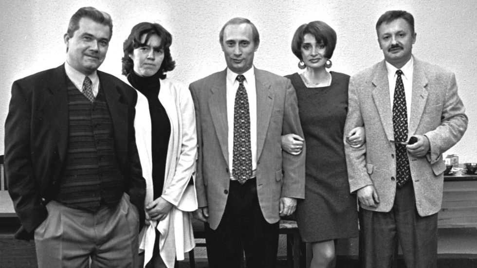 Vladimir Putin med vänner på fest i S:t Petersburg i februari 1997. Han var då vice stabschef hos president Boris Jeltsin.