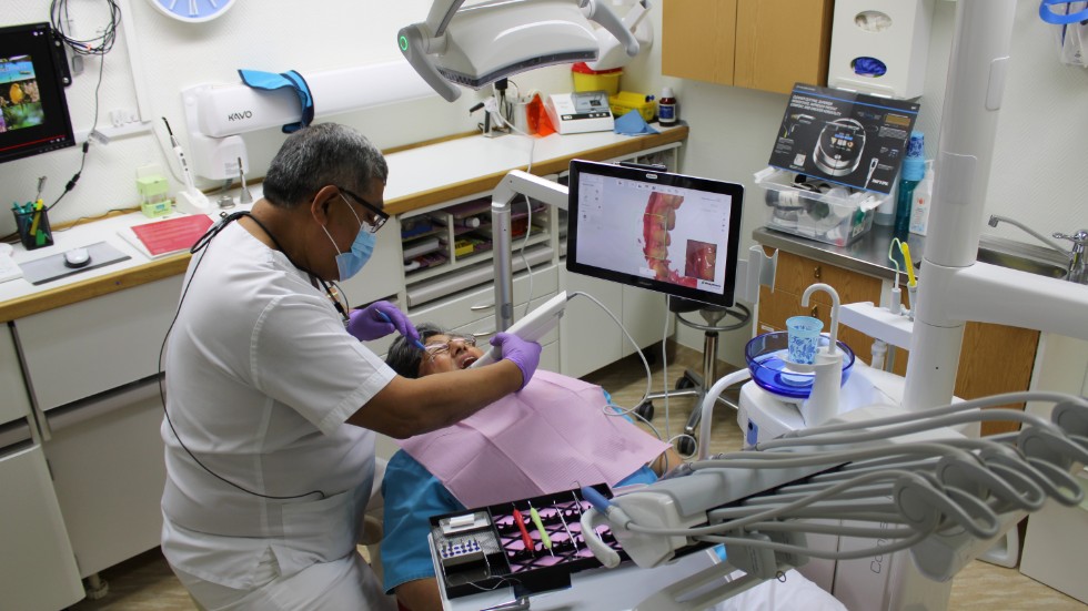 Tandläkaren Mauro Villegas driver Tandhälsan i Södra Vi. "Så länge jag orkar och har hälsan jobbar jag på", säger han. 