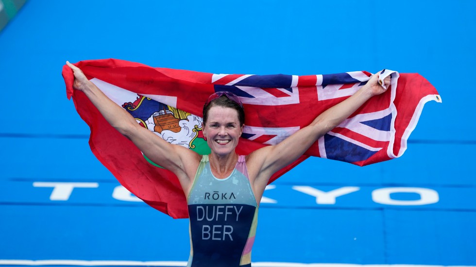 Flora Duffy tog Bermudas första OS-guld någonsin då hon vann triathlontävlingen i Tokyo.