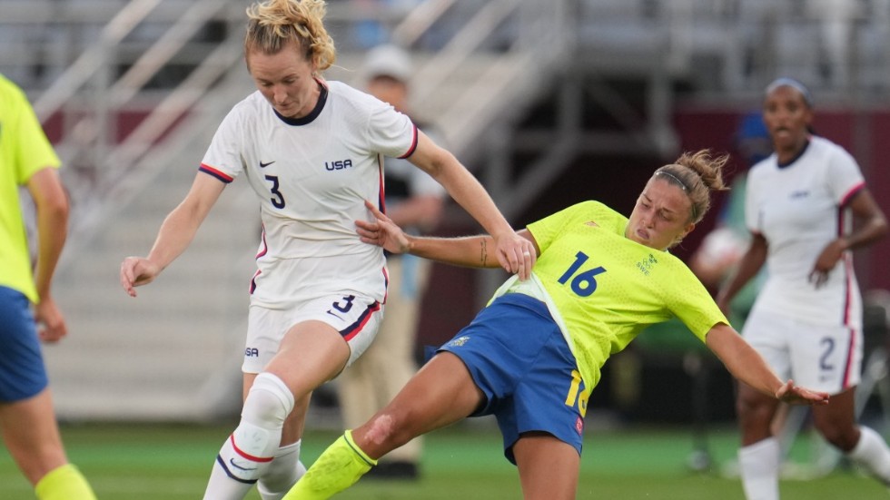 Filippa Angeldahl i duell med USA:s Samantha Mewis under OS-premiären i fotboll, som Sverige vann med 3–0.
