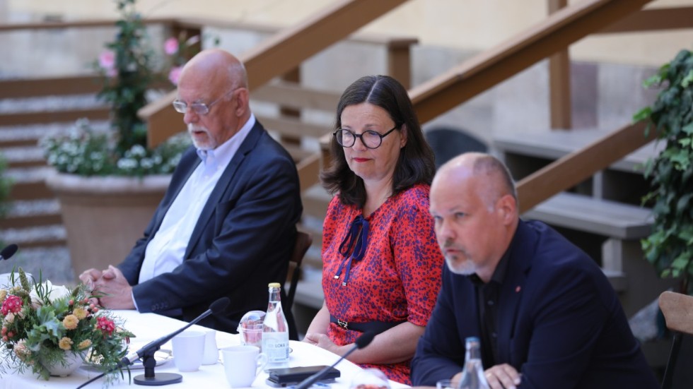 EU-minister Hans Dahlgren, utbildningsminister Anna Ekström och justitieminister Morgan Johansson vid regeringens sommarfika.