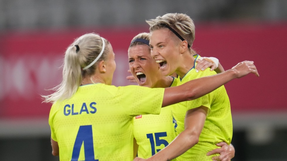 Lina Hurtig, till höger, firar sitt 3–0-mål mot USA tillsammans med Hanna Glas och Olivia Schough.
