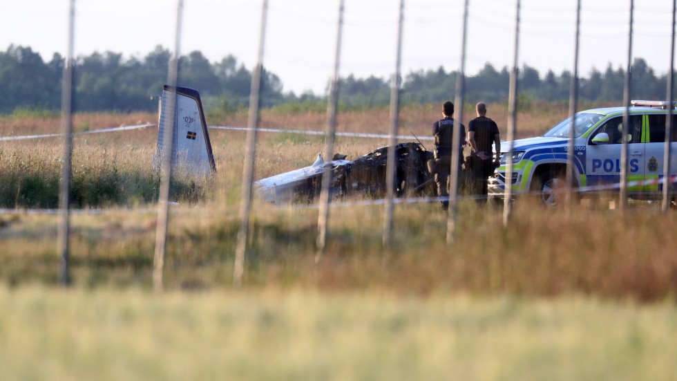 Flera personer har omkommit i en flygkrasch i Örebro.
